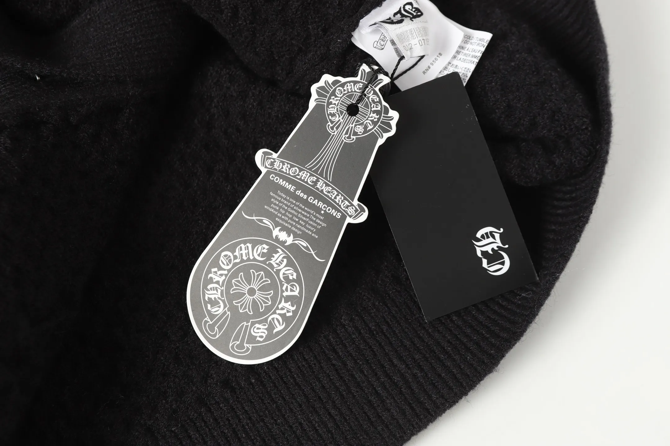P300 #M904 - Chrome Hearts/Chrome Hearts Heavy Industry Sanskrit appliquéd embroidered cardigan knitted sweater - High weight, high density and high quality. The wool is soft, delicate and skin-friendly. It feels soft and silky. It has excellent warmth and skin-friendly properties. - Customized weaving and dyeing, no color difference. No matter the fabric or workmanship details, it is the ordinary version on the market. - Hardware zipper accessories are all customized, full of details -Colour: light gray black -Size: S M L XL